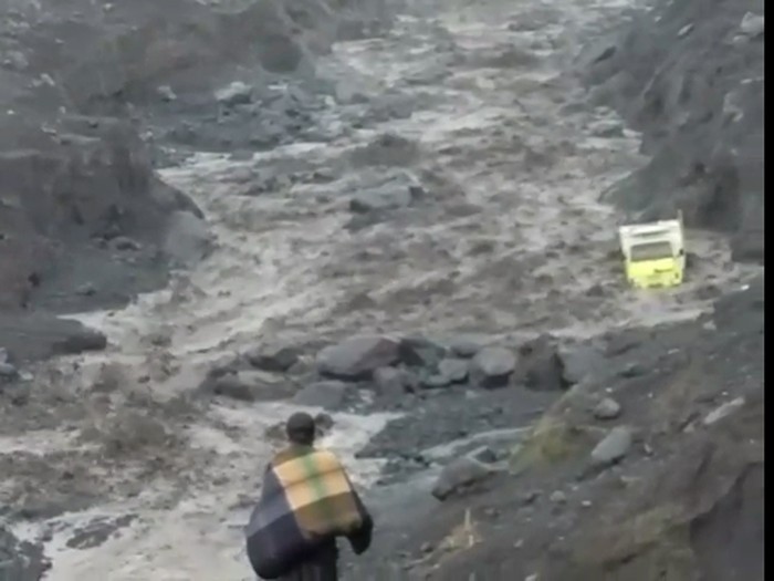 Truk penambang pasir di Lumajang terseret banjir lahar Semeru