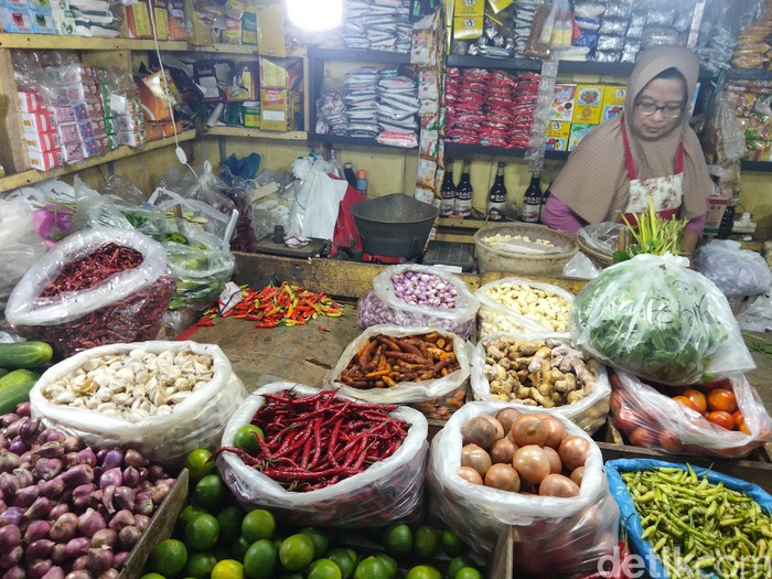 Umiratul Khalifah saat melayani pembeli di Pasar Wonokromo Surabaya.