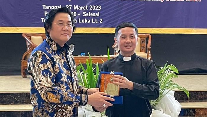 Upaya Meningkatkan Literasi Perdagangan Komoditi Kepada Mahasiswa PT. Agrodana Futures bersama Fakultas Ekonomi Universitas Katolik Darma Cendika terus berkomitmen meningkatkan Literasi Perdagangan Berjangka Komoditi (PBK).
