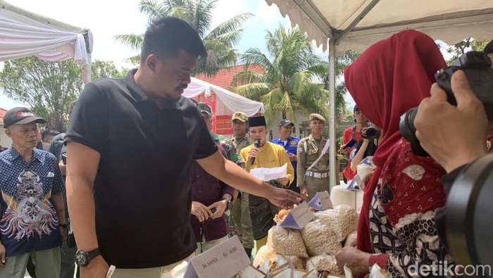 Wali Kota Medan Bobby Nasution saat memantau pasar murah di Kecamatan Medan Deli. (Foto: Kartika)