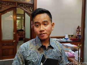 Gibran Terciduk Bawa-bawa Sandal di Masjid Sheikh Zayed: Wedi Ilang