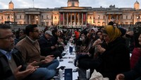 Inggris menempati posisi kedelapan dalam daftar negara dengan lama waktu puasa terpanjang di dunia. Per harinya, masyarakat muslim di Inggris harus menjalani puasa selama 16 hingga 17 jam. (Kate Green/Anadolu Agency via Getty Images)  
