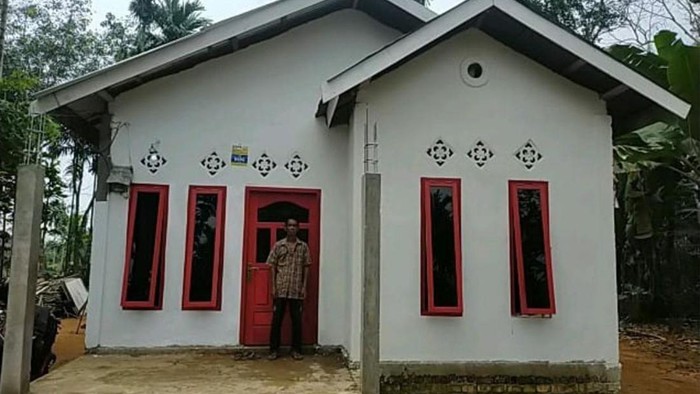 Pembangunan hunian layak huni melalui Program Bantuan Stimulan Perumahan Swadaya (BSPS) terus dilaksanakan pemerintah untuk membantu masyarakat kurang mampu yang tinggal di rumah tidak layak huni (RTLH) di Provinsi Jambi. Tercatat sebanyak 1.300 RTLH milik masyarakat kini telah dibedah menjadi layak huni melalui Program BSPS dengan melibatkan masyarakat untuk berswadaya membangun rumahnya dengan bantuan stimulan dari pemerintah.