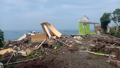 Kondisi rumah warga yang hancur akibat tergerus abrasi di pesisir Pantai Pebuahan, Desa Banyubiru, Kecamatan Negara, Kabupaten Jembrana, Selasa (28/3/2023).