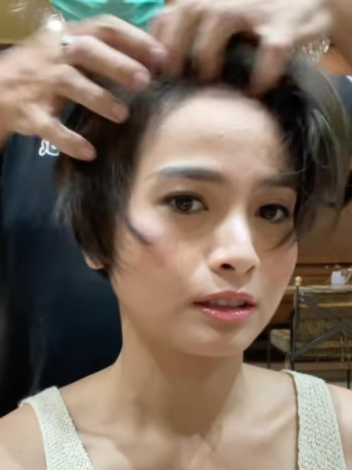 Penampilan baru Acha Septriasa.