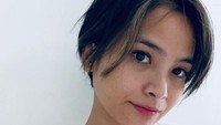 Baru di usia 34 tahun, Acha Septriasa berani memotong rambutnya. Foto: instagram