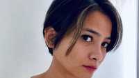 Acha memang sedang terlibat dalam film terbaru yang mengharuskan memotong rambutnya. Foto: instagram