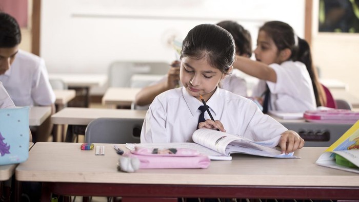 Anak Suka Menggigit Pensil? Pahami Penyebab, Bahaya & Cara Mengatasinya