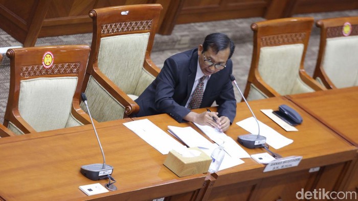 Annas Mustaqim dan Imron Rosyadi mengikuti uji kepatutan dan kelayakan (fit and proper) calon hakim agung dan calon hakim ad hoc. Begini prosesnya.