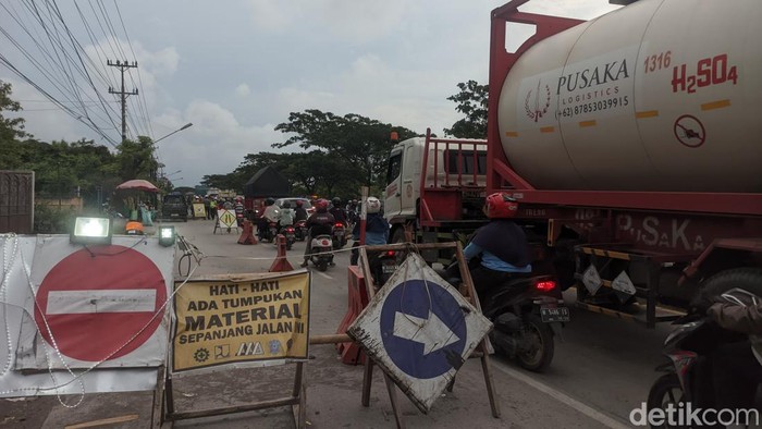 Antrean kendaraan di jalur pantura Demak-Semarang Km 9, Desa Batu, Kecamatan Karangtengah, Demak, Selasa (28/3/2023).