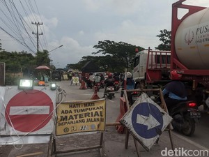 Ada Perbaikan, Antrean Kendaraan Mengular di Jalur Pantura Karangtengah Demak