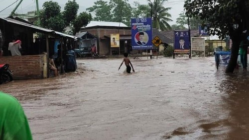 Suasana banjir bandang di Desa Monggo, Kecamatan Madapangga pada Senin (27/3/2023) sore
