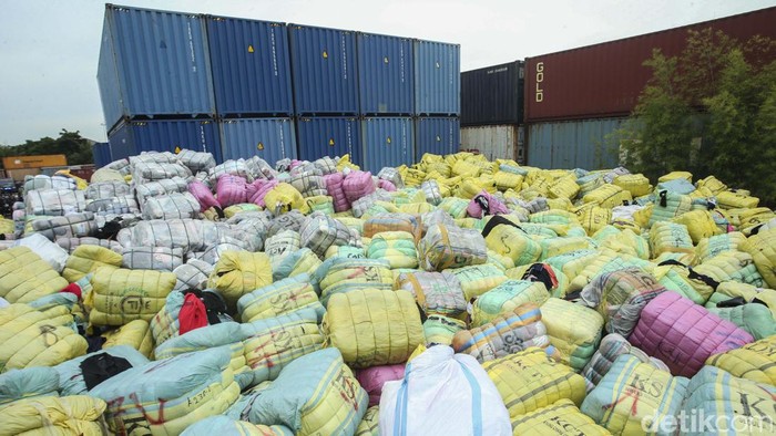 Pemerintah memusnahkan barang bukti pakaian dan tas bekas ilegal sebanyak 7.363 bal senilai Rp 80 miliar. Pemusnahan dilakukan dengan cara dibakar.