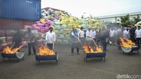 Pemusnahan secara simbolis dilakukan dengan cara dibakar di Tempat Penimbunan Pabean (TPP) Direktorat Jenderal Bea dan Cukai (DJBC) Kementerian Keuangan, Bekasi.