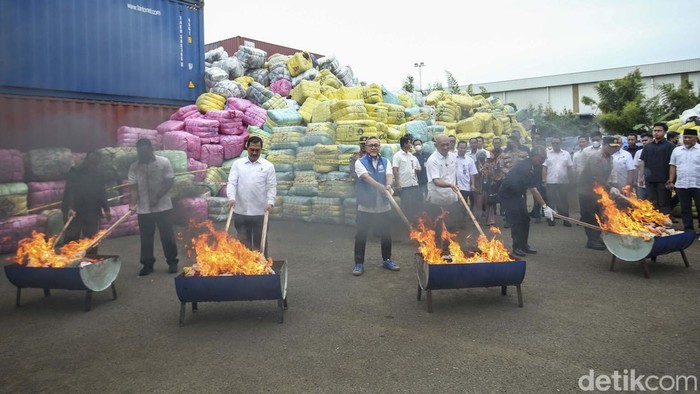 Pemerintah memusnahkan barang bukti pakaian dan tas bekas ilegal sebanyak 7.363 bal senilai Rp 80 miliar. Pemusnahan dilakukan dengan cara dibakar.