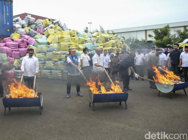 Barang Bukti Pakaian Bekas Rp 80 M Dibakar di Bekasi
