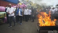 Impor pakaian barang bekas disebut berasal dari Singapura, Malaysia, Vietnam dan Thailand.
