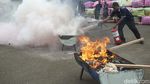 Barang Bukti Pakaian Bekas Rp 80 M Dibakar di Bekasi