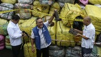 Kabareskrim Polri Agus Andrianto (kiri), Menteri Perdagangan RI Zulkifli Hasan (tengah) dan Menteri Koperasi dan Usaha Kecil Menengah RI Teten Masduki (kanan) menunjukkan barang bukti pakaian bekas impor di Tempat Penimbunan Pabean (TPP) DJBC, Kawasan Industri Jababeka III, Kab Bekasi, Selasa (28/3/2023).