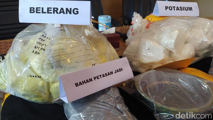 Barang bukti yang disita dari tangan tersangka kasus ledakan petasan di Kaliangkrik Magelang, Selasa (28/3/2023).