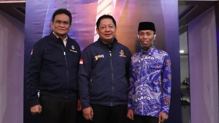 Wakil Ketua DPD NasDem Barru, Lukman (kanan).