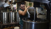 Pekerja memindahkan air cincau saat proses produksi di salah satu industri rumahan, Kampung Laksana, Kecamatan Kuta Alam, Banda Aceh, Aceh, Senin (27/3/2023).  