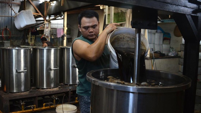 Pekerja memindahkan air cincau saat proses produksi di salah satu industri rumahan, Kampung Laksana, Kecamatan Kuta Alam, Banda Aceh, Aceh, Senin (27/3/2023).  Menurut pelaku usaha, produksi cincau selama Ramadhan 1444 Hijriyah meningkat kisaran 30 persen dibanding pada bulan Ramadhan sebelumnya,  sedangkan harga penjualan cincau masih bertahan Rp25.000 per lempeng. ANTARA FOTO/Ampelsa/rwa.