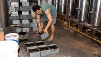 Sedangkan harga penjualan cincau masih bertahan Rp25.000 per lempeng.
