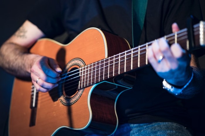 Chord gitar dan lirik lagu.