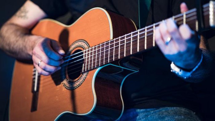 Bermain Gitar Chord gitar dan lirik lagu.