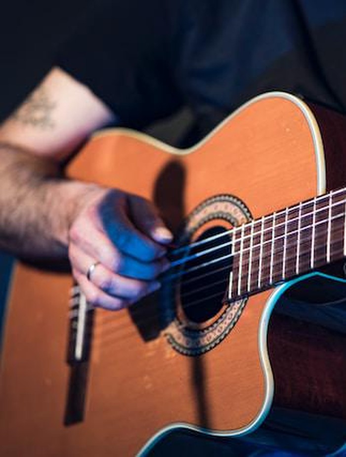 Bermain Gitar Chord gitar dan lirik lagu.
