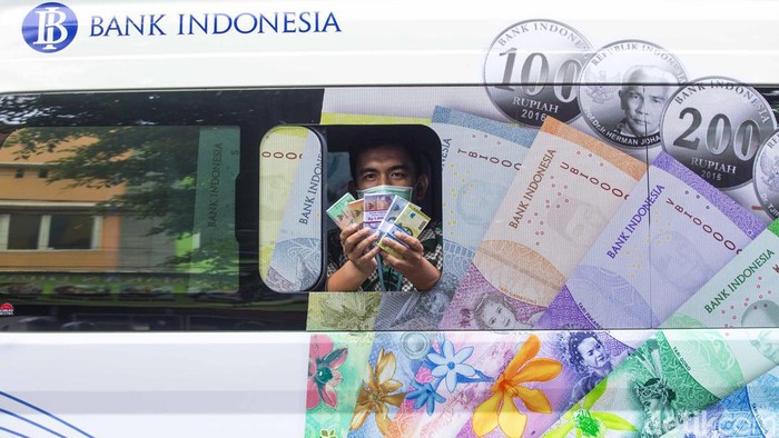 Warga mengantre untuk menukarkan uang tunai baru di layanan kas keliling Bank Indonesia di Pasar Tebet Barat, Jakarta, Selasa (28/3/2023). Bank Indonesia (BI) menyediakan layanan penukaran uang di 5.066 titik yang tersebar di seluruh wilayah Indonesia.