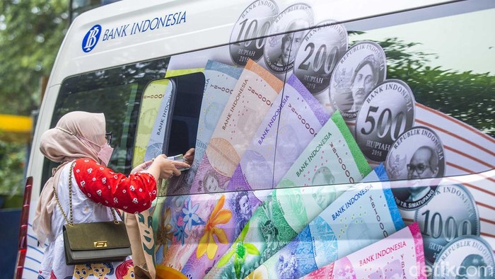 Warga mengantre untuk menukarkan uang tunai baru di layanan kas keliling Bank Indonesia di Pasar Tebet Barat, Jakarta, Selasa (28/3/2023). Bank Indonesia (BI) menyediakan layanan penukaran uang di 5.066 titik yang tersebar di seluruh wilayah Indonesia.