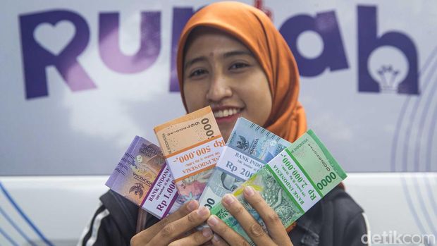 Warga mengantre untuk menukarkan uang tunai baru di layanan kas keliling Bank Indonesia di Pasar Tebet Barat, Jakarta, Selasa (28/3/2023). Bank Indonesia (BI) menyediakan layanan penukaran uang di 5.066 titik yang tersebar di seluruh wilayah Indonesia.