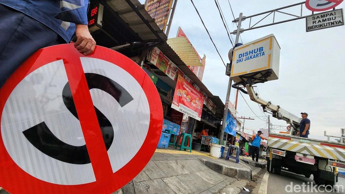Pergantian rambu lalu-lintas dilakukan di Jl Daan Mogot Raya, Jakarta Barat. Hal ini agar rambu mudah terbaca dengan jelas.