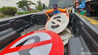 Tampak rambu sebelumnya sudah memudar warnanya.