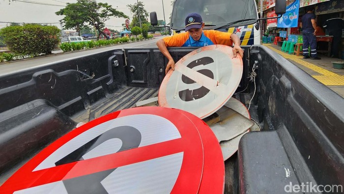 Pergantian rambu lalu-lintas dilakukan di Jl Daan Mogot Raya, Jakarta Barat. Hal ini agar rambu mudah terbaca dengan jelas.