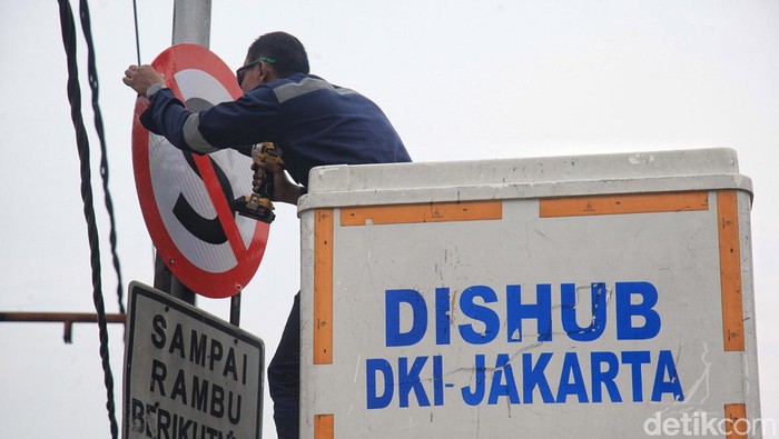 Pergantian rambu lalu-lintas dilakukan di Jl Daan Mogot Raya, Jakarta Barat. Hal ini agar rambu mudah terbaca dengan jelas.