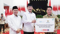Direktur Utama PT Bank Syariah Indonesia Tbk Hery Gunardi (kanan) menyerahkan secara simbolis zakat perusahaan BSI kepada Ketua BAZNAS RI Noor Achmad (kiri) didampingi Pimpinan BAZNAS RI Bidang Pengumpulan Rizaludin Kurniawan (paling kiri), Selasa (28/3).