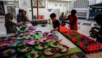 Tahun ini ada 1.000 porsi bubur pedas yang disiapkan Masjid Raya Al Mashun. Bubur disiapkan untuk jamaah yang ingin bawa pulang, juga makan di tempat.  