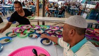 Semenjak tiga tahun pandemi COVID-19, Masjid Raya Al Mashun tidak menyediakan momen spesial bubur pedas bagi jamaah. Kini, setelah pemerintah melonggarkan kebijakan pandemi, Masjid Raya Al Mashun kembali menyediakan bubur pedas yang kerap dinanti.  