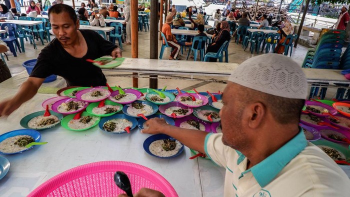 Bubur Pedas yang Jadi Menu Andalan Buka Puasa di Masjid Raya Medan A Muslim man prepares spicy porridge to be distributed to people for breaking their fast available at the mosque on the first day of the fasting month of Ramadan at Masjid Raya Al-Mahsun on March 23, 2023 in Medan, Indonesia. Ramadan is the ninth month in the Islamic calendar, the month of fasting. As a Muslim-majority country in the world, Indonesian Muslims will fast, pray and read the Koran. (Photo by Ivan Damanik/NurPhoto via Getty Images)