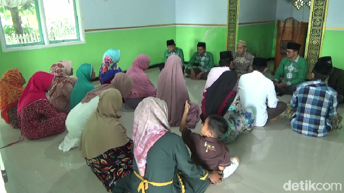 Budiono membimbing mualaf di lereng Gunung Semeru