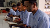 Mereka memakai baju muslim lengkap seperti baju koko, kain sarung dan peci.