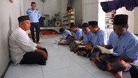 Para narapidana membaca Al Quran di sebuah lapas di Serang, Banten, Senin (27/3/2023).