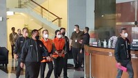 Berbaju Oranye-Diborgol, Bupati Kapuas dan Istrinya Anggota DPR Ditahan KPK