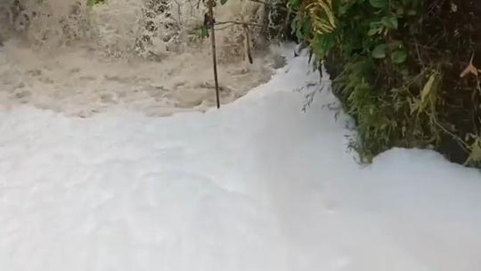 Busa yang mencemari sungai di Cianjur