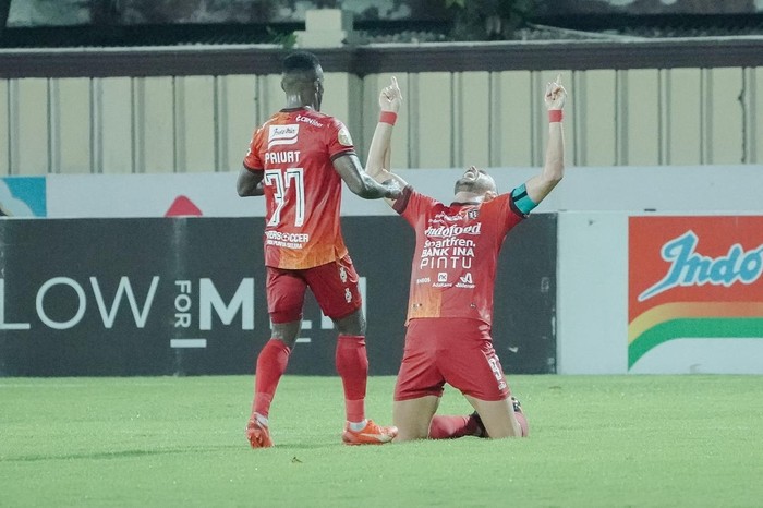 Celebration Spaso setelah mencetak gol pertama bagi Bali United melawan Arema FC. (Bali United Official)