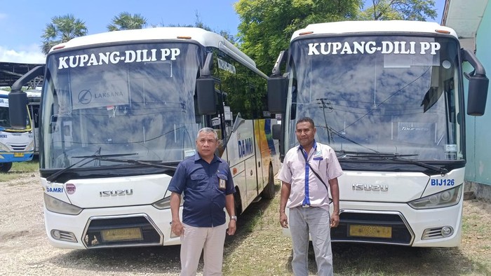 Damri dan PT Bagong menawarkan bus rute Kupang-Dili, Timor Leste. Tiket sekali perjalanan dipatok mulai dari Rp 350 ribu.