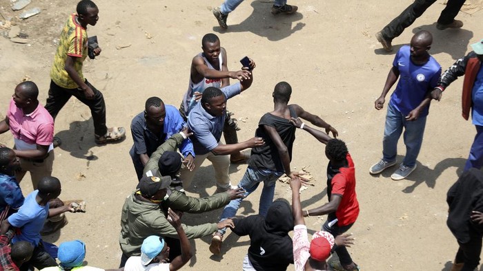 Demo di Kenya Kian Panas, Protes Mahalnya Biaya Hidup Protesters run towards riot police officers during a mass rally called by the opposition leader Raila Odinga over the high cost of living in Kibera Slums, Nairobi, Monday, March 27, 2023. Police in Kenya are on high alert ahead of the second round of anti-government protests organized by the opposition that has been termed as illegal by the government. Police chief Japheth Koome insists that Monday's protests are illegal but the opposition leader Raila Odinga says Kenyans have a right to demonstrate.(AP Photo/Brian Inganga)